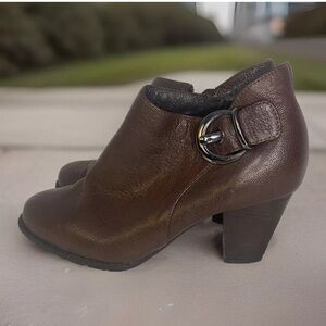 Clarks Women's Size 8.5 Brown Leather Block Heeled Side Zip Ankle Boots Buckle